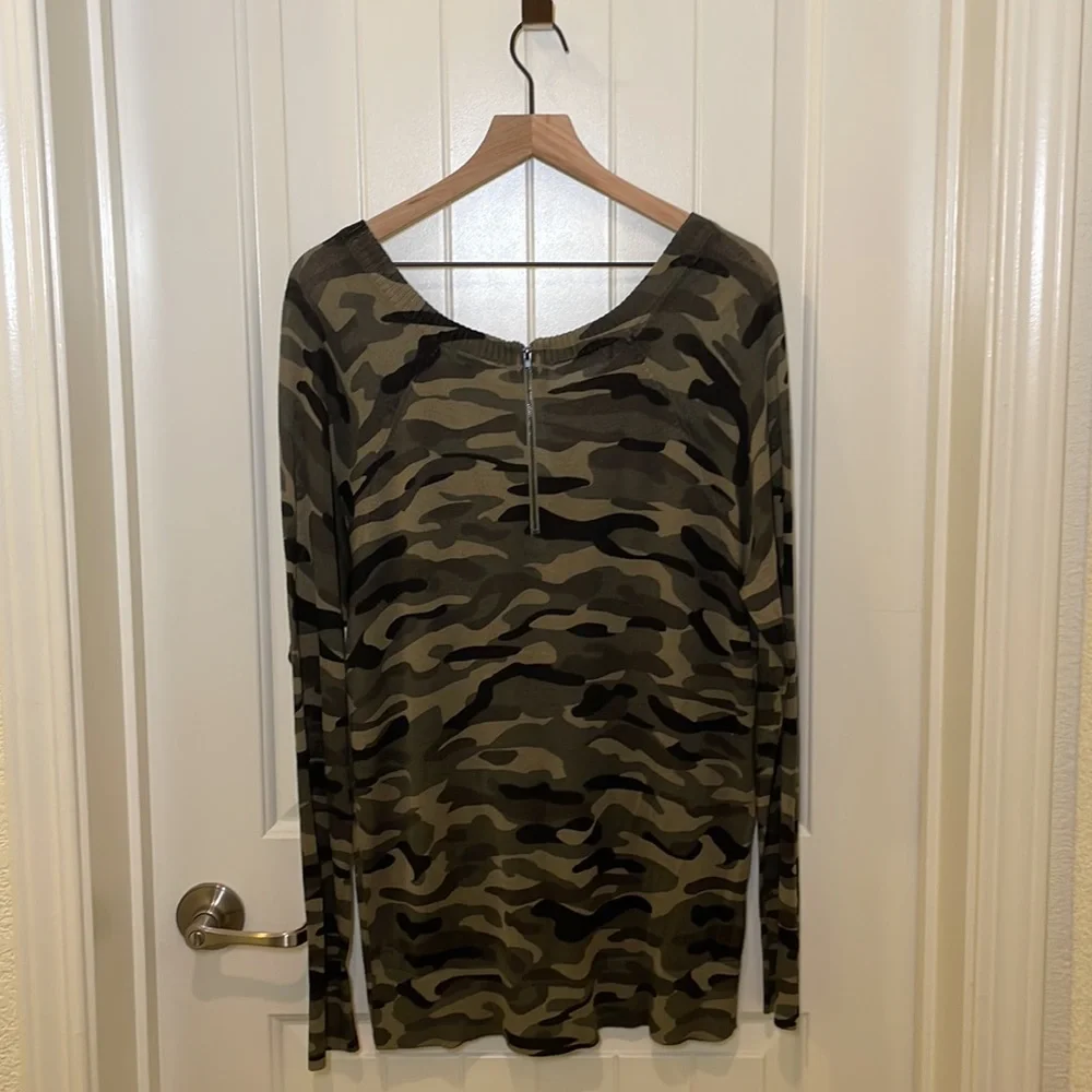 Torrid Camo Sweater Top- Size 2 NWT - Picture 4 of 5